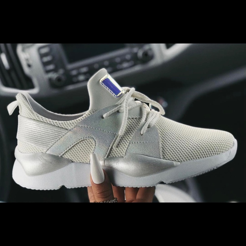 ‼️PRICE IS FIRM‼️Women’s cream white sneakers - Picture 2 of 5